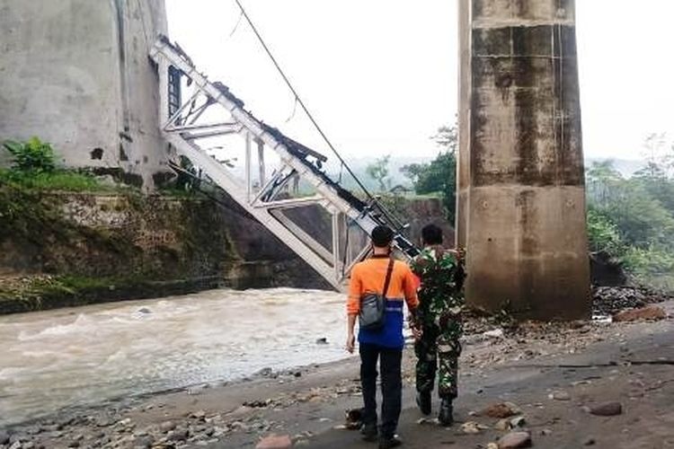 Petugas dari Kodim Brebes meninjau jembatan rel KA yang putus di Dukuh Timbang, Desa Tonjong, Kecamatan Tonjong Kabupaten Brebes, Jawa Tengah ambruk, Selasa (12/1/2021) (Foto: Kodim Brebes)