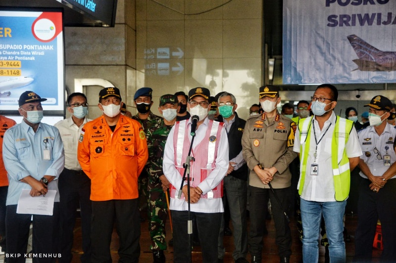 Menhub dan segenap instansi terkait usai komunikasi dengan keluarga penumpang Sriwijaya Air SJ 182 di Bsndara Soekarno-Hatta 