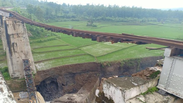 Jembatan KA putus di Brebes. (Foto: Dok. PT KAI Daop 5 Purwokerto)