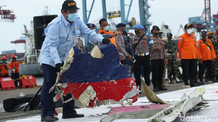 Petugas KNKT memeriksa serpihan pesawat Sriwijaya Air SJ 182.