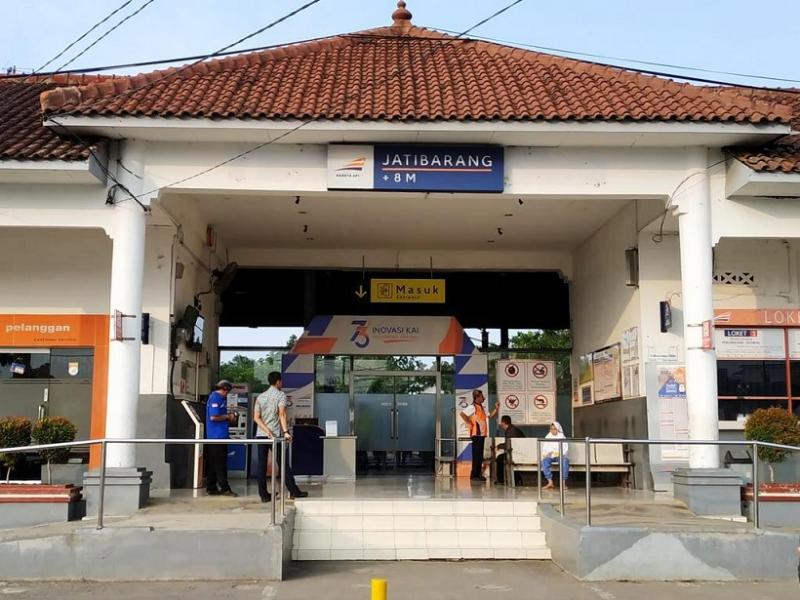 Wajah stasiun kereta api Jatibarang +8  nampak rapi dan indah sehingga cukup menarik perhatian para pengguna jasa kereta api dari wilayah Kabupaten Indramayu ke kota-kota tujuan. (Taryani)