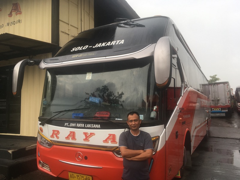 Abadi, sembilan tahun sebagai pengemudi bus Raya trayek Wonogiri-Solo-Jakarta. Foto: BeritaTrans.com dan Aksi.id.