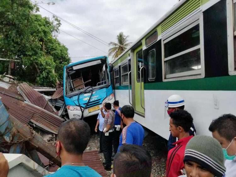 Bus Trans Padang tertabrak kereta bandara minangkabau ekspres. (Foto: Langgam.id)