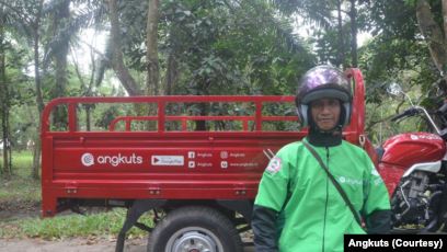 Pembuang Sampah dengan kendaraan roda tiga Angkuts. (Foto: Courtesy/Angkuts)