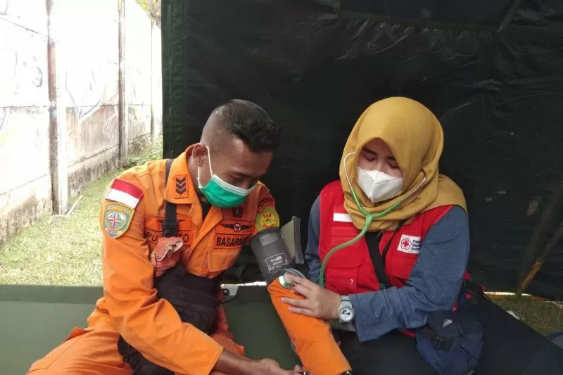 PMI melakukan pemeriksaan kesehatan tim penyelam yang akan melakukan pencarian korban dan serpihan Pesawat Sriwijaya Air (foto:antaranews.com)