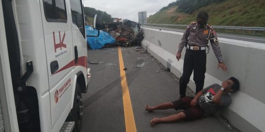 Kejadian ini terjadi di Kilometer 32 sekitar pukul 08.15 wib pagi tadi. Ada tujuh orang penumpang Toyota Innova bernomor polisi BM 1730 VM. (Foto: Istimewa)
