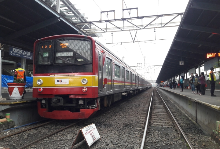 KRL di Stasiun Bekasi arah Stasiun JakartaKota, yang berangkat pukul 6.26. 