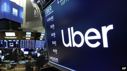 Logo Uber di lantai bursa New York Stock Exchange. Foto: VoaIndonesia.com