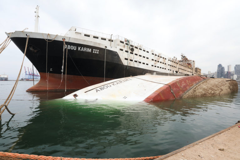 Kapal rusak akibat ledakan besar di kawasan pelabuhan Beirut, Lebanon, 7 Agustus 2020. REUTERS / Mohamed Azakir