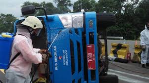 Bus terguling di Tol Jagorawi.