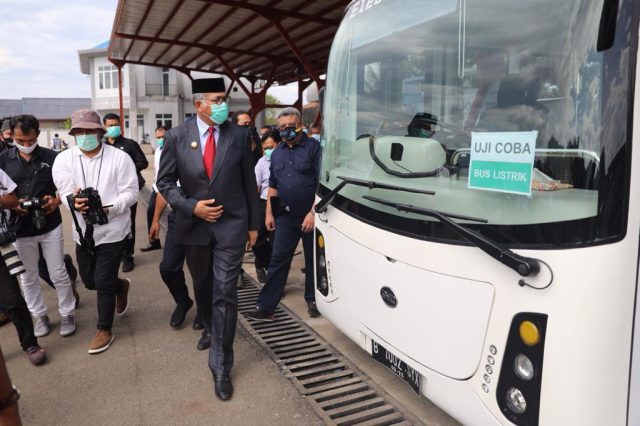 Gubernur Aceh, Nova Iriansyah, melakukan ujicoba bus listrik yang nantinya akan digunakan sebagai moda angkutan Trans Koetaradja, di Depo Trans Koetaradja Banda Aceh, Selasa (12/1/2020). Foto: Waspadaaceh.com
