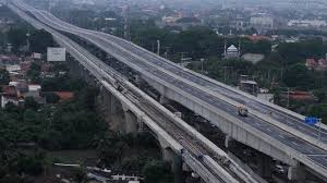 Kendaraan roda empat melintas di Tol Layang Jakarta-Cikampek, Bekasi.