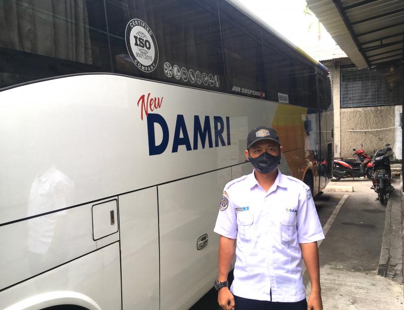 Nofidun, salah satu pengemudi bus DAMRI di Terminal Kayu Ringin, Bekasi Barat, Kamis (14/1/2021). Foto: BeritaTrans.com dan Aksi.id.