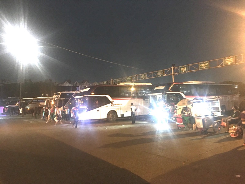 Kondisi Terminal Induk Kota Bekasi pada malam hari, Kamis (14/1/2021). Foto: BeritaTrans.com dan Aksi.id.