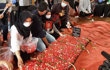 Korban jatuhnya pesawat Sriwijaya Air SJ 182 yang pertama kali teridentifikasi, Okky Bisma, selesai dimakamkan di Tempat Pemakaman Umum (TPU) Balekambang, Condet, Jakarta Timur, Kamis (14/1/2021).(Foto:KOMPAS.com)
