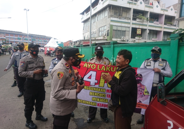 Razia masker di depan pintu gerbang masuk Terminal Bekasi, Jawa Barat, pada Kamis (14/1/2021).