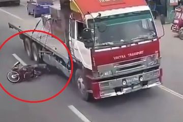 Video detik-detik pemotor hampir tergilas ban truk. Foto: Gridmotor.id