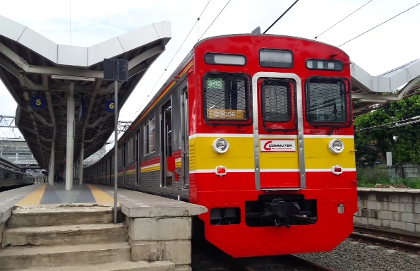 KRL di Stasiun Jatinegara.