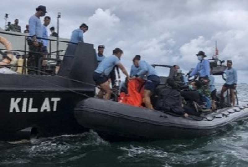 Tim penyelam saat mencari black box Pesawat Sriwijaya Air SJ 182 di perairan Kepulauan Seribu. (Foto:istimewa/cnnindonesia.com))