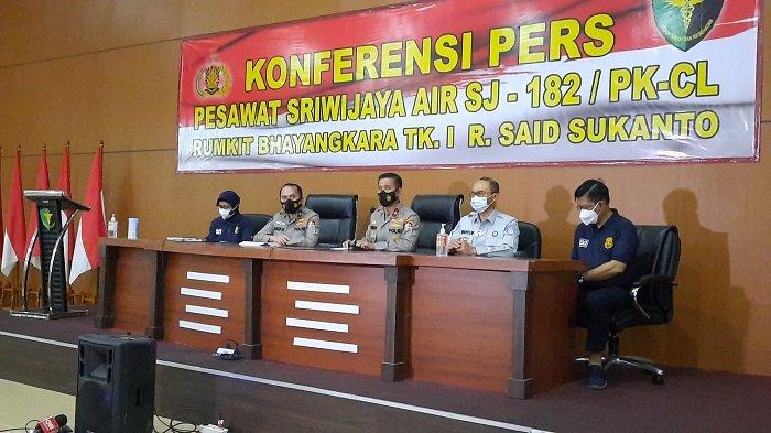 Konferensi pers identifikasi jenazah korban kecelakaan pesawat Sriwijaya Air Sj 182 di RS Polri Kramat Jati, Kamis (14/1/2021).