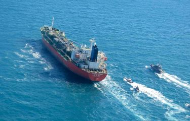 Gambar yang diperoleh AFP dari kantor berita Iran Tasnim pada 4 Januari 2021 memerlihatkan kapal tanker Korea Selatan, MT Hankuk hemi, dikawal oleh angkatan laut Garda Revolusi Iran setelah disergap di Teluk Persia.(AFP PHOTO/TASNIM NEWS/-)