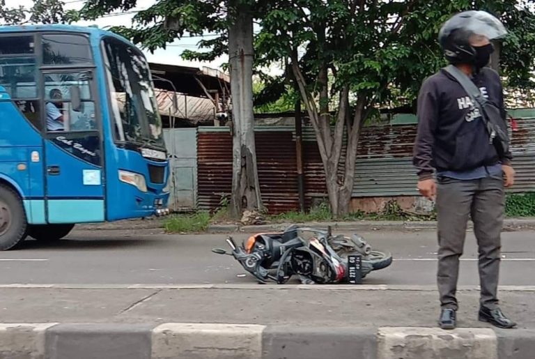 Sepeda motor yang terjungkal di Jalan Raya Kalijaga, Pegambiran. Dari kejadian itu, pengendara bernama Erwin Fauji meninggal dunia. Foto: Radarcirebon.com