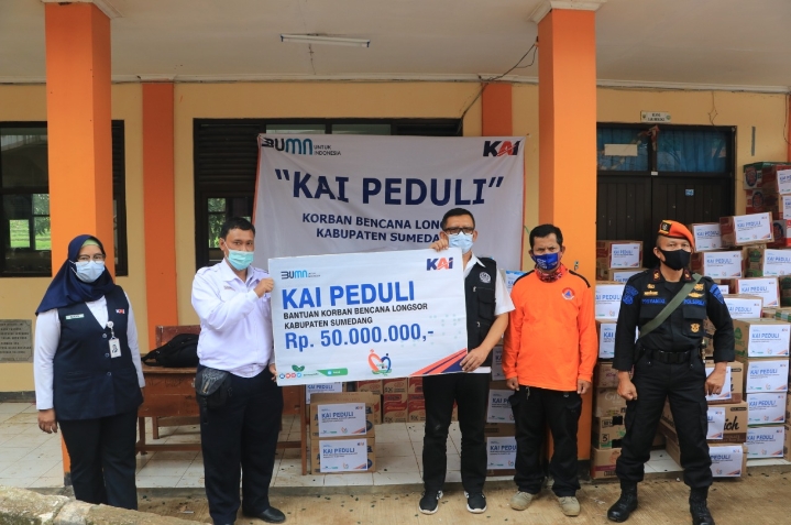 Penyerahan dana bantuan CSR oleh PT KAI Daop 2 Bandung kepada masyarakat terdampak longsor di Kabupaten Sumedang. 