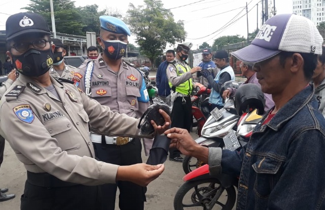 Pak Polisi mengingatkan pentingnya pemakaian masker. Foto: BeritaTrans.com dan Aksi.id. 