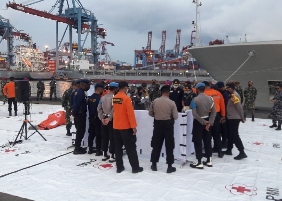 Pendataan hasil temuan hasil evakuasi SJ 182 di pelabuhan JICT II.
