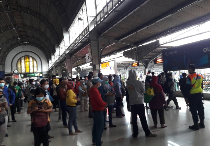Antrean penumpang KRL di Stasiun JakartaKota, Jumat (15/1/2021) sore.