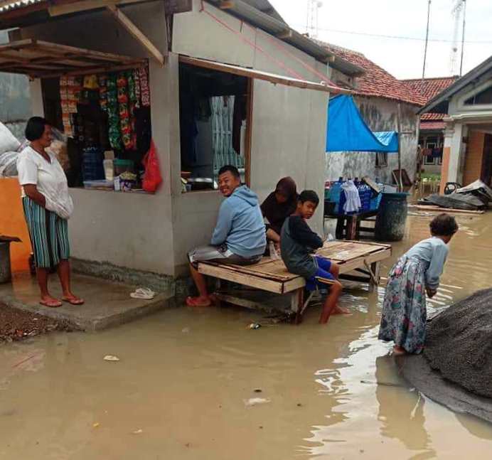 Permukiman warga di Desa Eretan Kulon, Kandanghaur, Indramayu, Jawa Barat  terendam banjir rob. (Taryani)