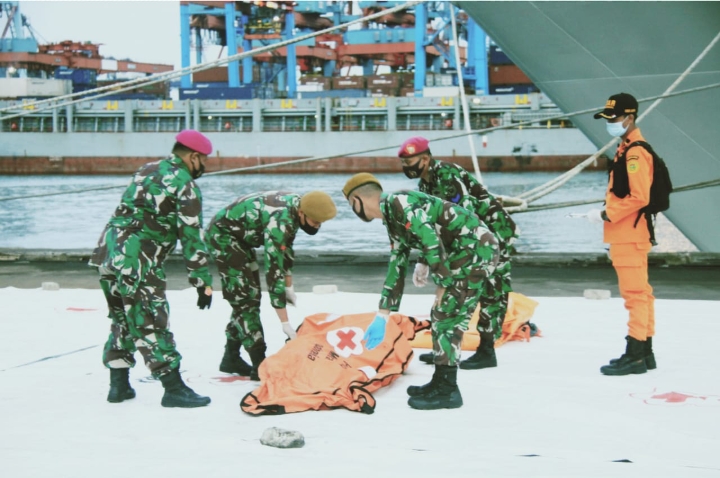 Evakuasi kantong oren, hasil temuan dari Pesawat Sriwijaya Air SJ 182 di Pelabuhan JICT II Tanjung Priok, Jakarta Utara. (Foto:Beritatrans.com/Bagas)