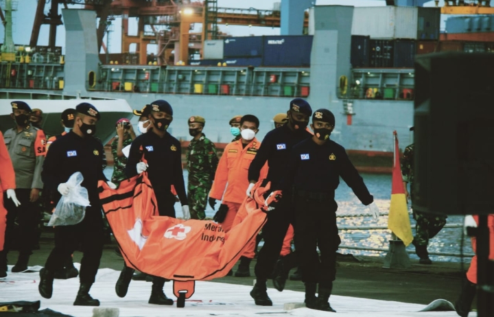 Kantong oren diangkat dari kapal oleh tim evakuasi pesawat Sriwijaya Air SJ 182 ke Pelabuhan JICT II Tanjung Priok, Jakarta Utara. (Foto:BeritaTrans.com/Bagas)