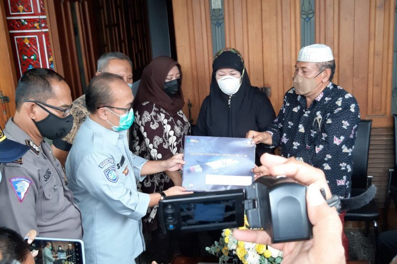 Penyerahan jenazah Co-Pilot Sriwijaya Air SJ182 Fadly Satrianto.