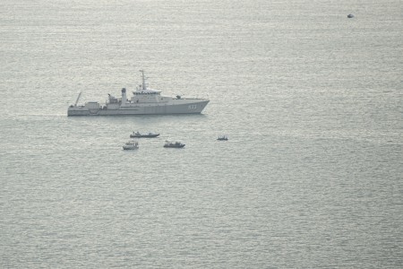 KRI Rigel-933 melakukan pencarian korban dan puing pesawat Sriwijaya Air SJ 182 di perairan Kepulauan Seribu, Jakarta, Ahad (10/1/2021).(Ilustrasi: Antara)