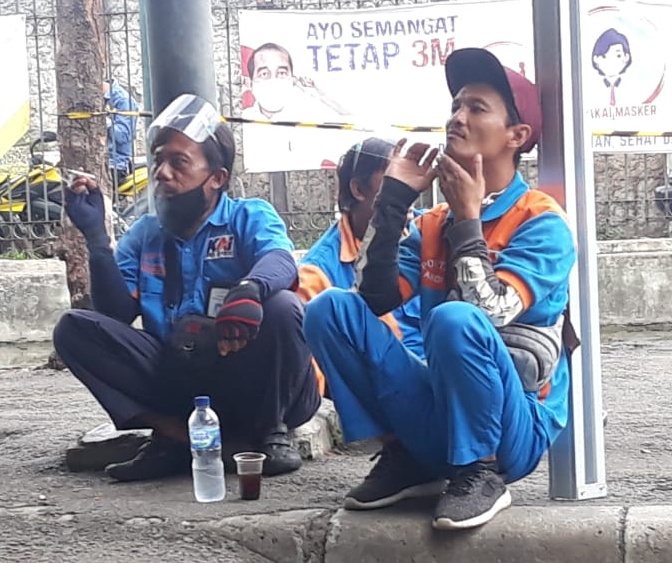 Andi (kanan dan kenakan topi) porter di Stasiun Bekasi. Foto: BeritaTrans.vom dan Aksi.id