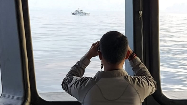 Bakamla meneropong kapal riset China yang melintasi Selat Sunda tanpa menyalakan AIS terhalang cuaca buruk. 