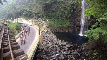 Sisa rel kereta api di tepi air terjun Lembah Anai. (Foto:ANTARA)