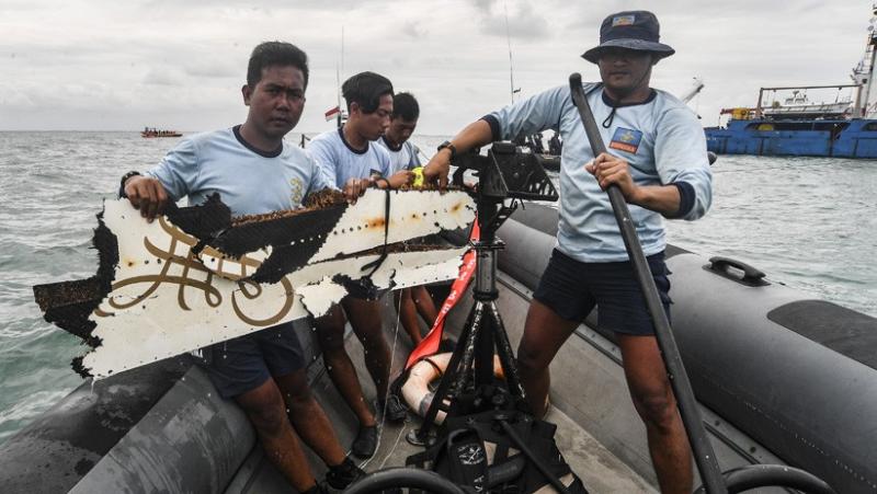 Dua bagian mesin Sriwijaya Air SJ 182 berbobot 200 kg diangkat hari ini, Jumat (15/1/2021). (Foto: Antara)