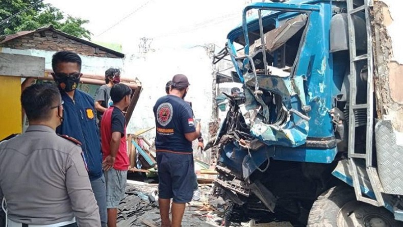 Truk tronton yang terlibat kecelakaan di jalan raya Semarang-Bawen tampak ringsek. (Foto/Ist)