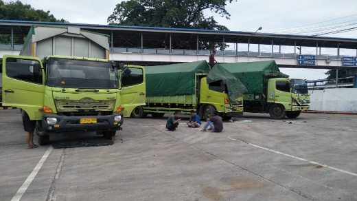 Kendaraan yang berada di KMP Kumala II mengalami kerusakan dan saat ini berada di lahan parkir Pelabuhan Merak, Jumat (15/1/2021).