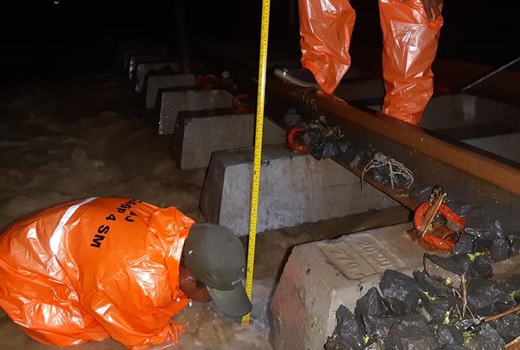 Petugas sedang melakukan pemulihan gogosan jalur KA yang hanyut diterjang banjir, Minggu (17/1/2021) malam. (Istimewa)