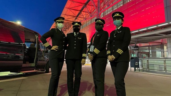 Foto: Empat awak pilot wanita yang selesaikan misi penerbangan terpanjang di India (Air India/twitter)
