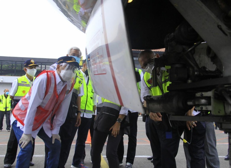 Budi Karya tampak serius mengawasi inspektur dari Ditjen Perhubungan Suara memeriksa mesin pesawat Batik Air registrasi PK – LBH.