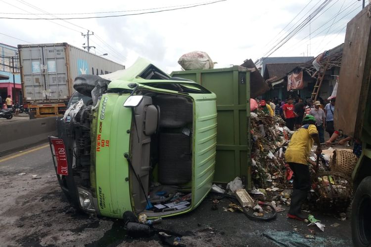 Tiga orang meninggal dunia dalam kecelakaan antara truk pengangkut sampah dengab kontainer.(KOMPAS.com/Ist)