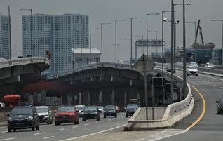 Tarif Tol Jakarta-Cikampek naik mulai hari ini. (CNN Indonesia/Bisma Septalisma)