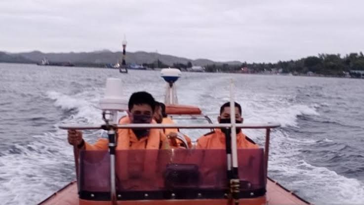 Tim Basarnas Ambon mencari penumpang kapal yang jatuh ke laut. Foto: Inews.id