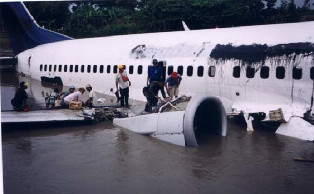 Pada 19 tahun lalu, 2002, pesawat Garuda GA 421 rute Lombok-Yogyakarta mendarat darurat di Sungai Bengawan Solo kawasan Klaten.(Foto:Istimewa)