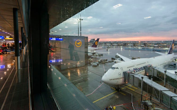 Di tengah penurunan aktivitas penumpang akibat pembatasan yang sedang berlangsung di tengah krisis kesehatan global, Bandara Frankfurt akan menjadi kurang sibuk dari biasanya, tetapi masih ada ribuan orang di saat penutupan bandara. Foto: Getty Images