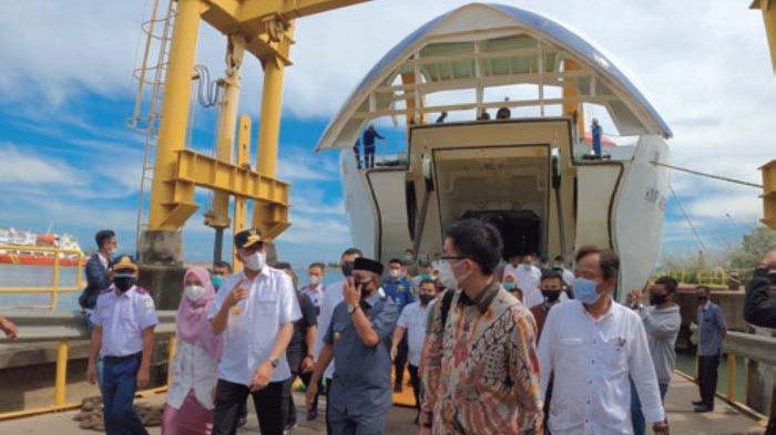 Gubernur Aceh, Nova Iriansyah bersama istri, dan sejumlah pejabat lainnya turun dari KMP Aceh Hebat 1, di Pelabuhan Ulee Lheue, Banda Aceh, Jumat (15/1/2021). 